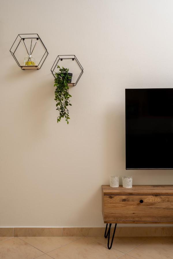 Cozy Artistic Nest 1br Near Metro & Acropolis Apartment *